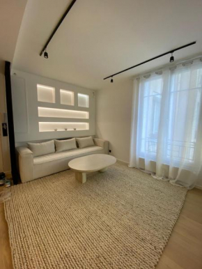New design by architect quiet good location 5 min walk from Paris 2 min from metro central line 1 and 7 min from wood and lake